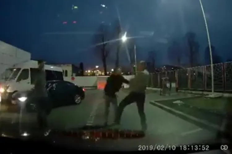 Cluj-Napoca - VIDEO: Doi șoferi PROȘTI s-au bătut în bezinăria Lukoil, de pe Calea Turzii