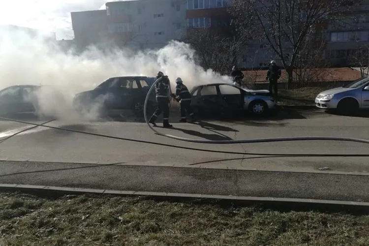 Două autoturisme au luat foc în Mărăști FOTO/VIDEO