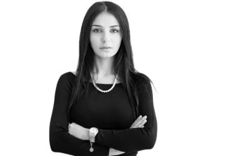 O carte dedicată lui Emil Boc, găsită în apartamentul Vanessei Amal Youness, cercetată pentru mita de un milion de euro