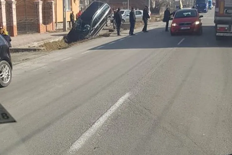 Autoturism înfipt ca o rachetă pe marginea drumului, în Huedin - FOTO