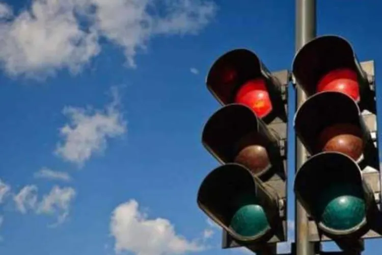 Bulevardul 21 Decembrie, prima stradă din România cu sistem de depistare a șoferilor care trec pe roșu