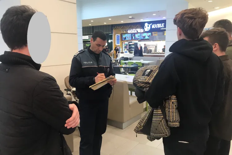 Elevi chiulangii, săltați de polițiștii clujeni FOTO