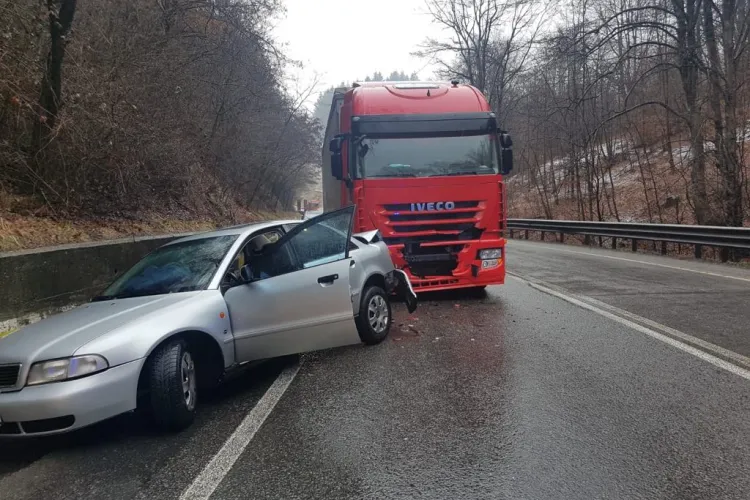 Accident cu o victimă pe un drum din Cluj. Un camion și un autoturism au fost implicate FOTO
