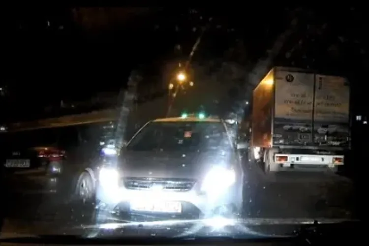 Taximetrist pe INTERZIS, supărat că nu e lăsat să treacă pentru că se grăbea - VIDEO