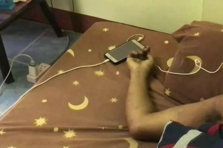 Alt tânăr a MURIT după ce a adormit cu căştile în urechi și telefonul conectat la priză