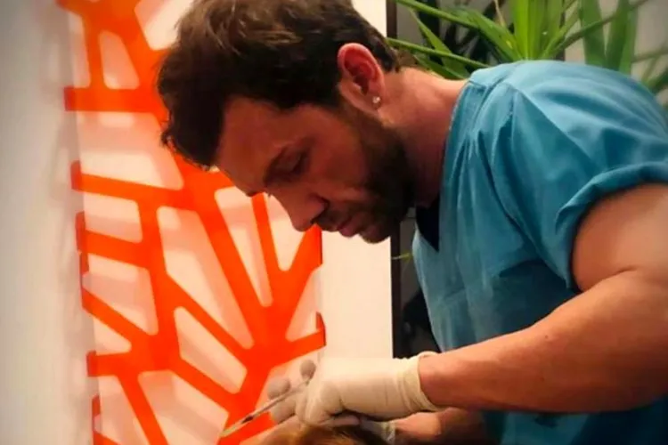 Cum arată sânii unei paciente operate de falsul medic italian Matteo Politi - FOTO