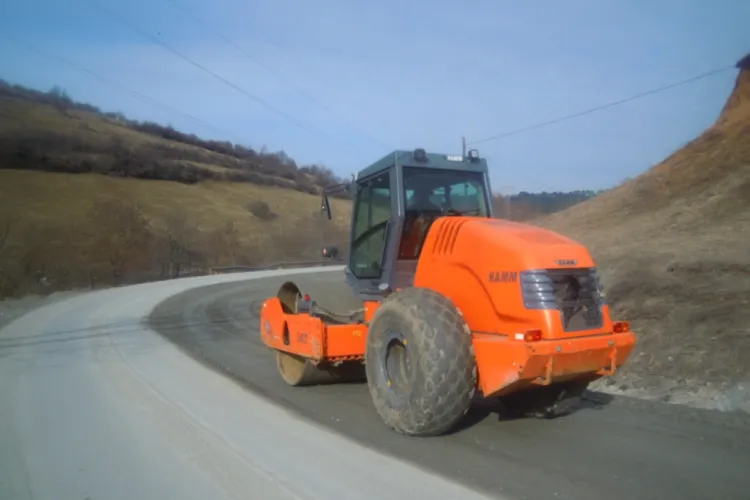 Prins de rușine, Tișe cârpește DJ 107M, spre Băișoara, drumul craterelor - FOTO