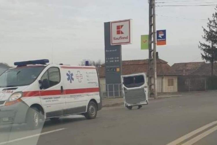 Unei ambulanțe in Cluj i-a căzut ușa în mers: Bine că nu a căzut pacientul - FOTO