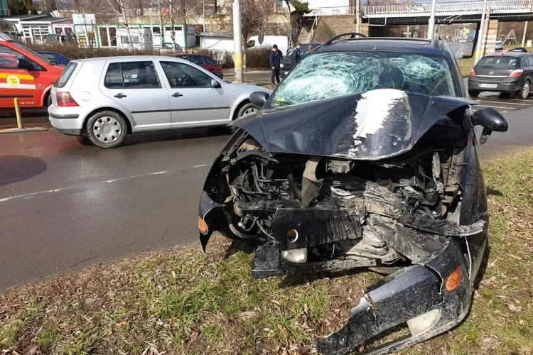 Accident pe strada Oașului. A mers ”sanie” pe linia de tramvai