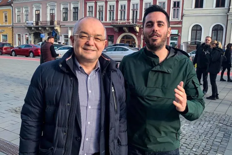 Întâlnire cu Emil Boc, fără ”gardă de corp”, prin centrul Clujului. Aluzie la fiul lui Dragnea