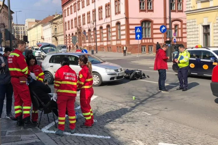 Accident pe strada Avram Iancu. Un motociclist a fost lovit de mașină FOTO