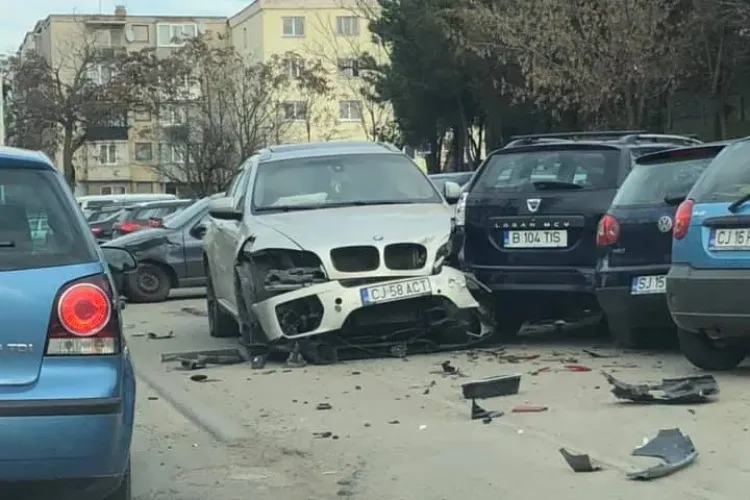 Un BMW a spulberat 6 mașini pe strada Gării - FOTO