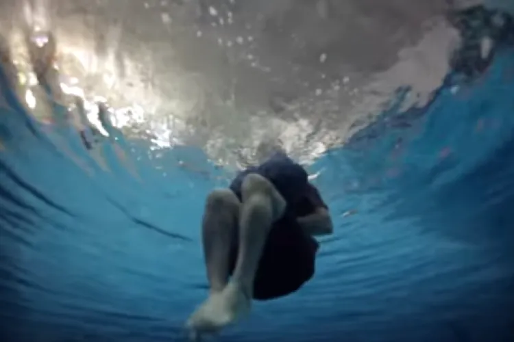 Metoda bizară prin care un turist, fără vestă de salvare, a supraviețuit în mare - VIDEO