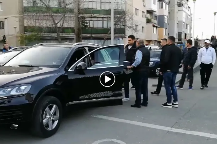 VIDEO - Fiul lui Liviu Dragnea fuge de la stadion cu escorta poliției și a unor malaci 