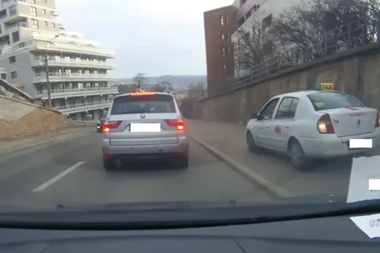 Cum să eviți traficul când esti taximetrist clujean: Mergi direct pe trotuar FOTO