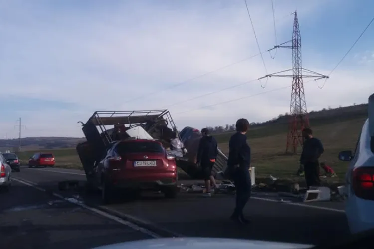 Accident la Izvorul Crisului, în zona restaurantului Delia - FOTO