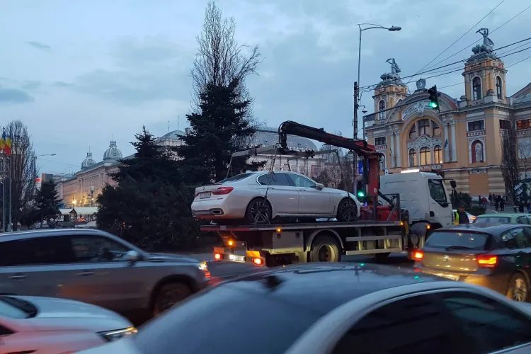 La Cluj nu mai poți lăsa limuzina BMW pe avarii și să mergi la cafea - VIDEO
