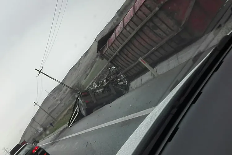 Mașină plină cu fier vechi, răsturnată pe un drum din Cluj FOTO