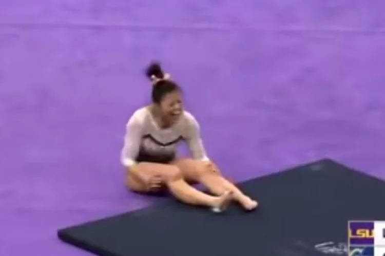 Momentul șocant în care o gimnastă și-a rupt ambele picioare în timpul unui concurs VIDEO