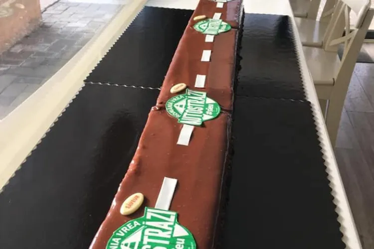 Cluj: Autostradă sub formă de prăjitură lansată la Cluj sub formă de protest - FOTO