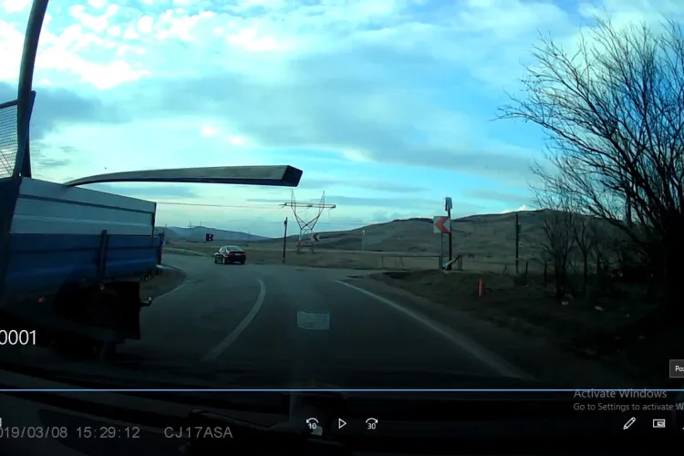 La un pas de tragedie pe un drum din Cluj! Un șofer s-a trezit cu o bară de metal în parbriz FOTO