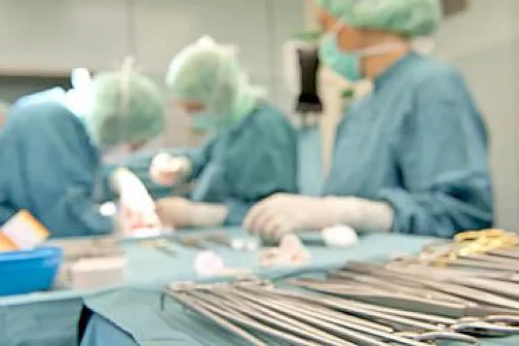 Un tânăr își vinde mașina ca să facă rost de bani pentru un transplant de rinichi la Cluj