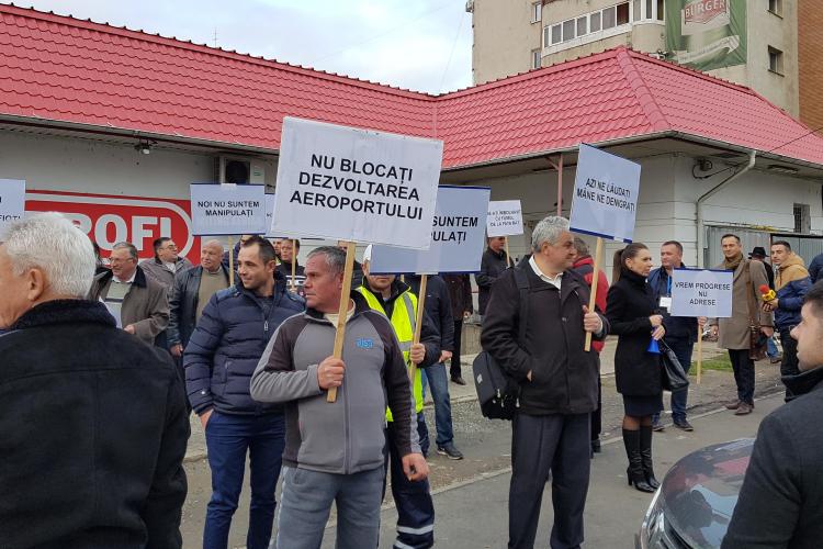 Angajații de la Aeroportul Cluj protestează în fața Consiliului Județean Cluj