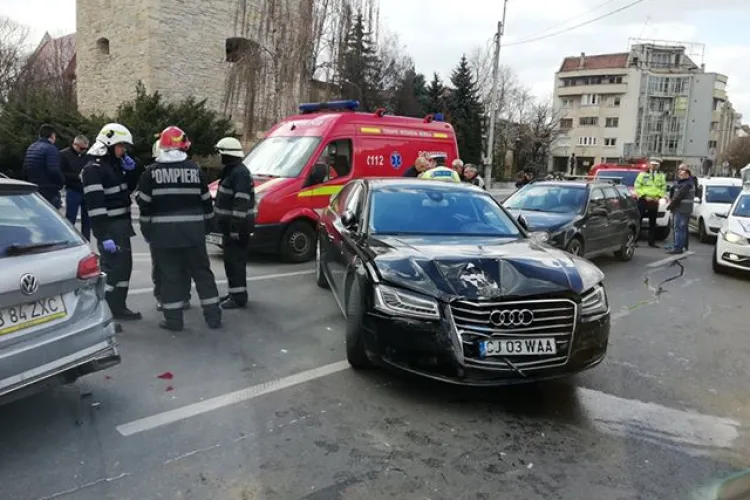 Accident în centrul Clujului filmat de camere! Fast and Furious EȘUAT lângă Baba Novac - VIDEO