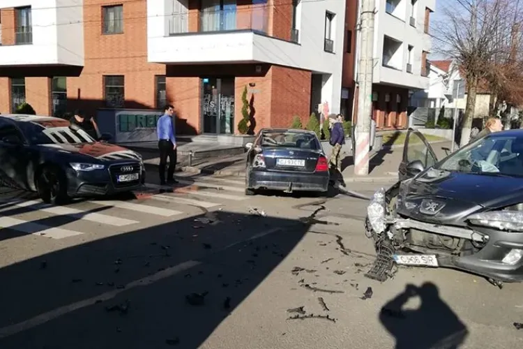 Accident pe Constantin Brâncuși. Trei mașini au fost avariate - FOTO