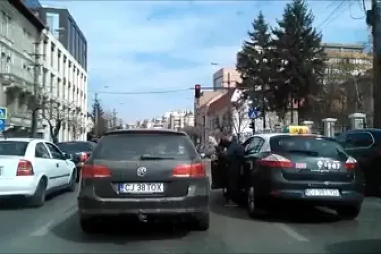 Un taximetrist i-a bătut obrazul unui șofer clujean care era să lovească o femeie pe trecerea de pietoni - VIDEO