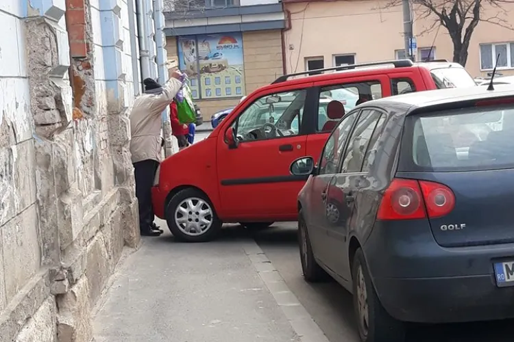 Parcare pe strada Pitești din Cluj-Napoca. Ce făcea un copil acolo? - FOTO