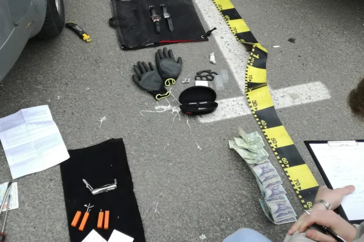  CLUJ: Spărgători de locuințe, prinși în acțiune chiar de persoana pe care o furau. Au ajuns în arest FOTO