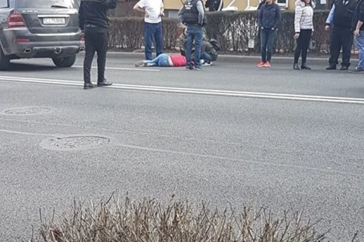 Adolescentă lovită de mașină în Zorilor. Traversa strada neregulamentar FOTO
