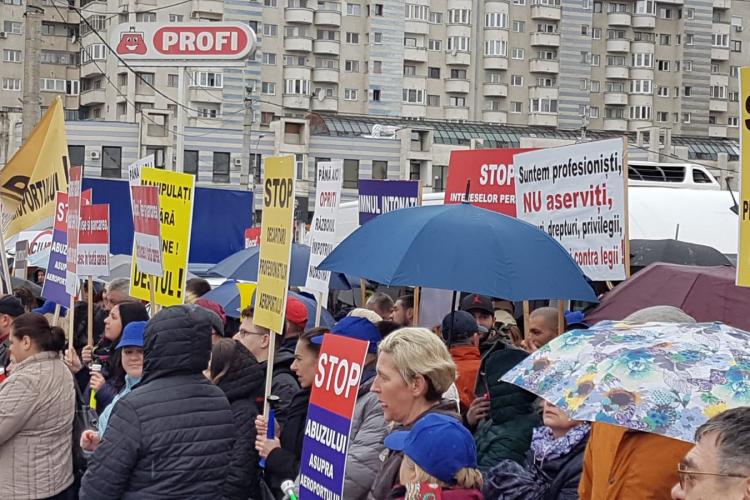 Protest cu scandal în fața Consiliului Județean Cluj. Tișe a scos boxele pe balconul instituției FOTO/VIDEO