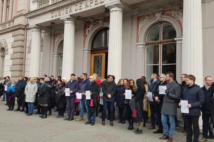 Magistrații clujeni ies din nou în stradă