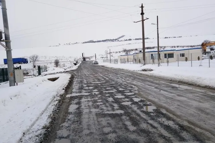 Consiliul Județean Cluj cârpește drumul Vâlcele – Rediu - Aiton: Ține până la prima ploaie - FOTO