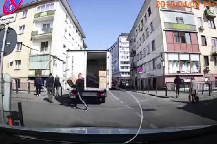 Cluj-Napoca: Hoții au un tupeu nemărginit! A luat cutia direct din mașina care făcea livrări - VIDEO