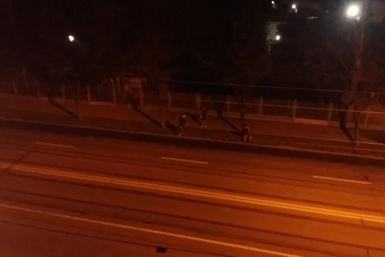 Cluj: Joacă fotbal pe Bulevardul Muncii pentru a-i șicana pe șoferi - VIDEO