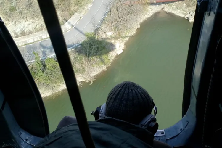 Piloții de elicoptere din Cluj au participat la stingere a incendiului din localitatea Brezoi, judeţul Vâlcea - FOTO