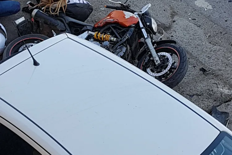 Accident între o mașină și o motocicletă la Apahida FOTO