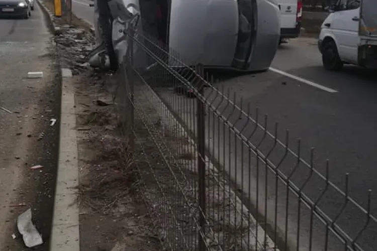 Accident la Vâlcele, pe sectorul îngustat de drumari! Un Logan s-a răsturnat - FOTO