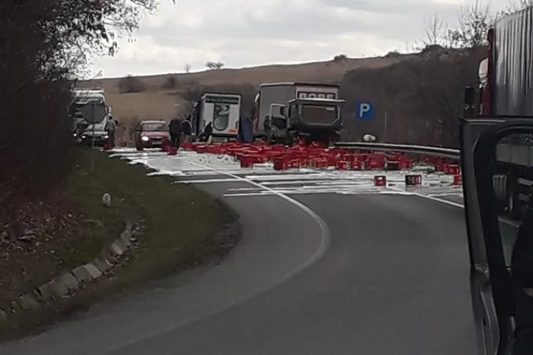 ”DRAMĂ” pe DN1 Cluj-Napoca - Huedin! Zeci de lăzi cu BERE au căzut dintr-un TIR - FOTO