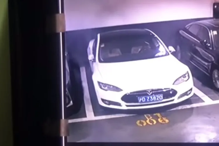 Cum a explodat o mașină Tesla într-o parcare - VIDEO