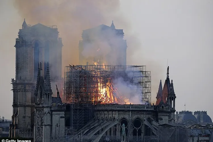O mamă l-a văzut pe Iisus în flăcările de la Notre Dame - FOTO