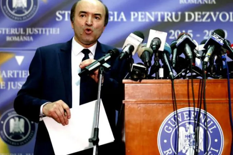Tudorel Toader se ține cu mâinile de scaunul de ministru al Justiției
