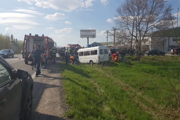 CLUJ: Accident cu 11 victime! Șoferul unui microbuz plin cu elevi olimpici a adormit la volan - VIDEO