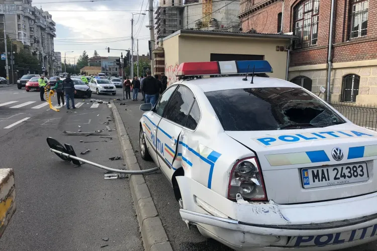 Accident grav în Piața Cipariu. A fost implicată și o mașină de Poliție  FOTO 
