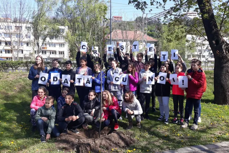 Elevii de la Şcoala Gimnazială ”Ioan Bob” și-au reciclat maculatura. Nu s-au oprit aici - FOTO