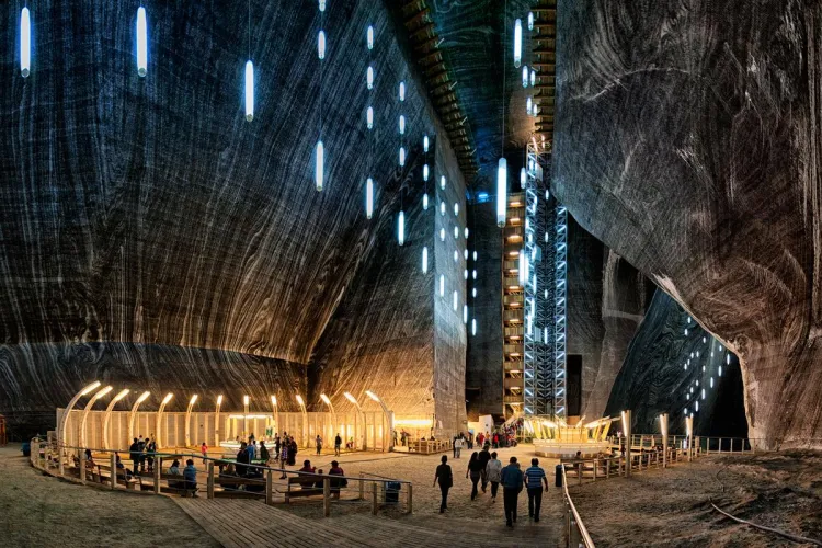 Salina Turda scumpește tarifele de acces pentru că oricum sunt prea mulți turiști