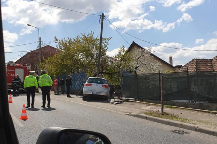 Accident pe Frunzișului! Un șofer de 73 de ani a rupt gardul unei case - VIDEO